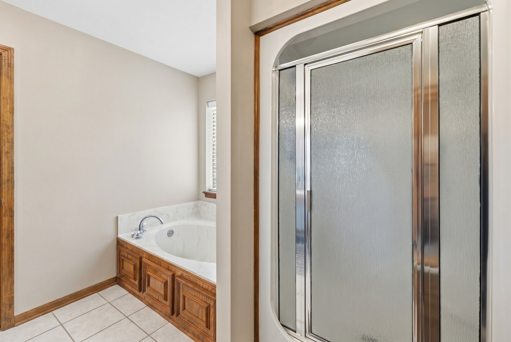 5922 Red Fish Run Baytown, TX 77523 - Photo 24 of 37 Primary bathroom