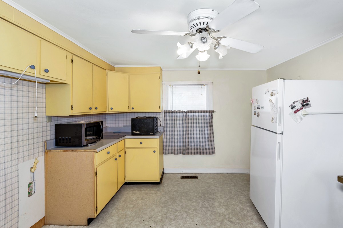 33448 Ardmore Ridge Road Ardmore, TN 38449 - Photo 15 of 19 a utility room with cabinets washer and dryer