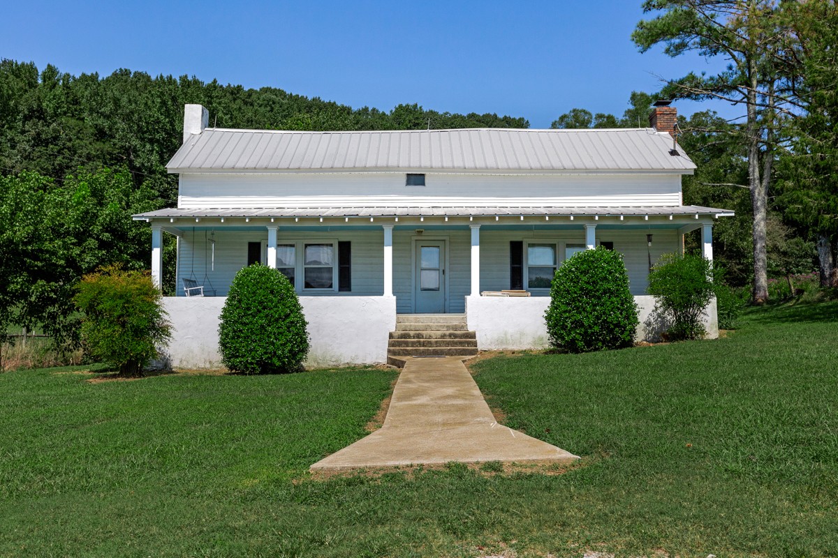 33448 Ardmore Ridge Road Ardmore, TN 38449 - Photo 3 of 19 a front view of a house with a yard