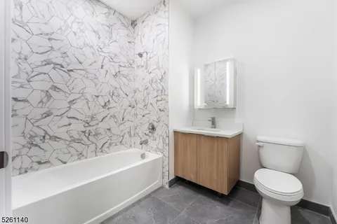 $2,050 | 25 Freeway Drive East, Unit 309, East Orange, NJ 07018