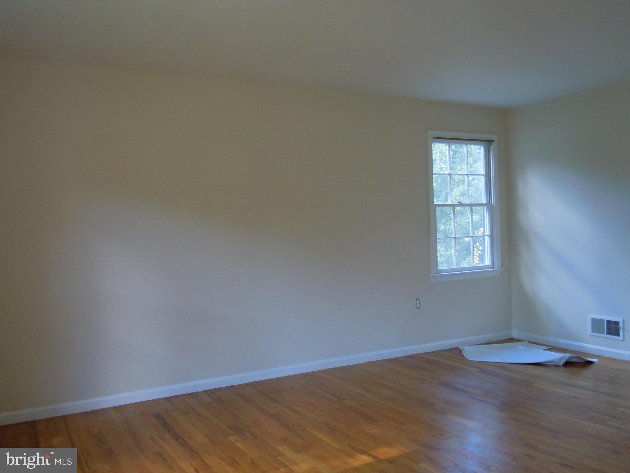 1312 Winding Waye Lane Silver Spring, MD 20902 - Photo 9 of 15 Living Room