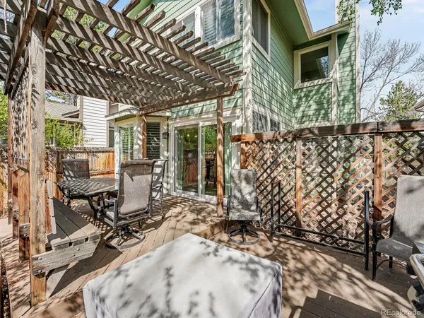 a view of entryway with patio