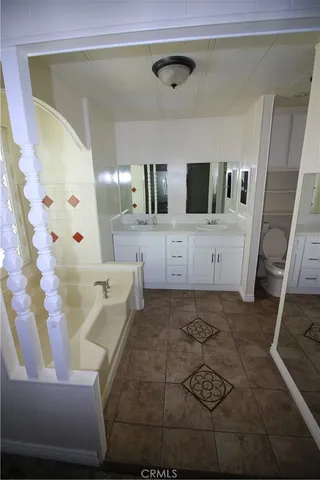 a view of empty room with window