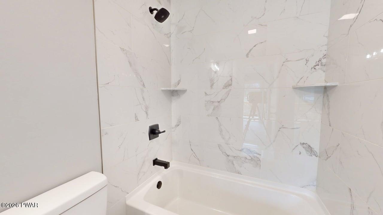 229 Hummingbird Trail Bushkill, PA 18324 - Photo 10 of 24 bathroom