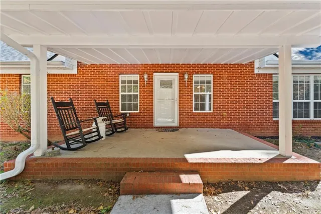 a view of a livingroom with furniture