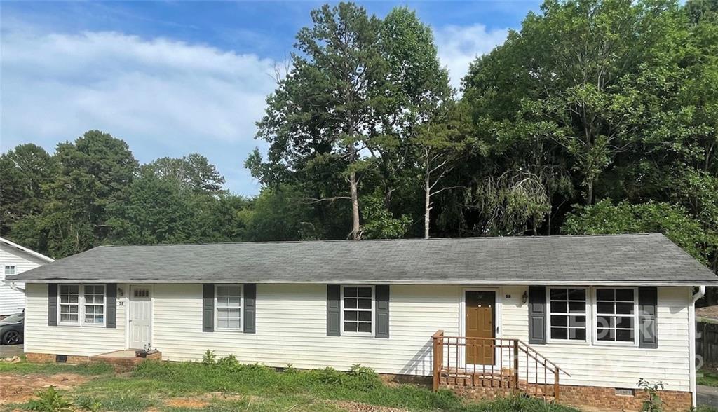 a view of a house with a backyard
