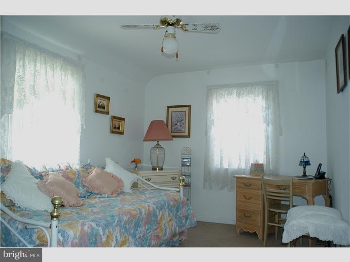655 Dutton Circle Springfield, PA 19064 - Photo 11 of 16 Bedroom 3