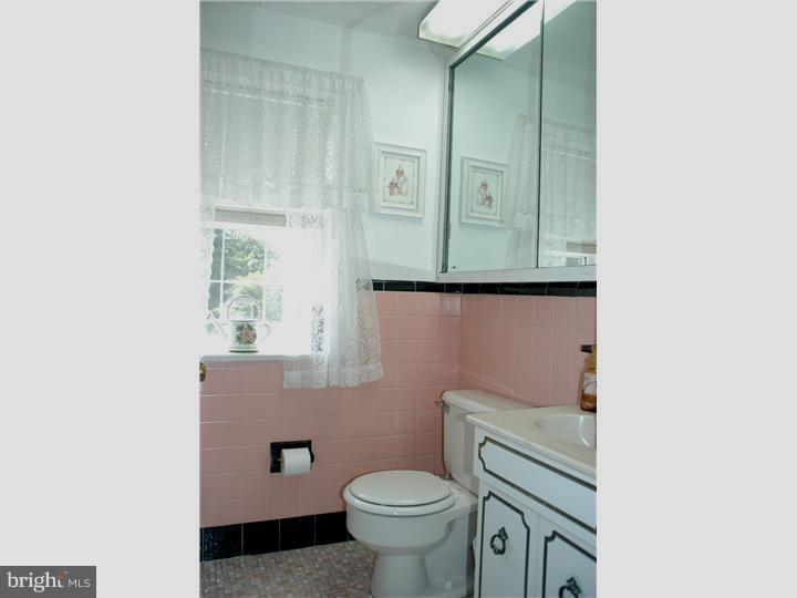 655 Dutton Circle Springfield, PA 19064 - Photo 13 of 16 Bathroom