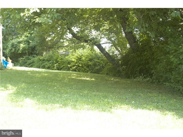 655 Dutton Circle Springfield, PA 19064 - Photo 15 of 16 Side Yard