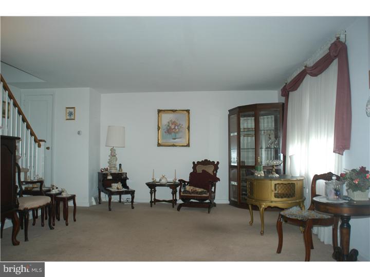 655 Dutton Circle Springfield, PA 19064 - Photo 3 of 16 Living Room