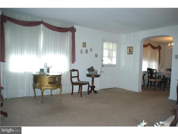 655 Dutton Circle Springfield, PA 19064 - Photo 4 of 16 Living Room