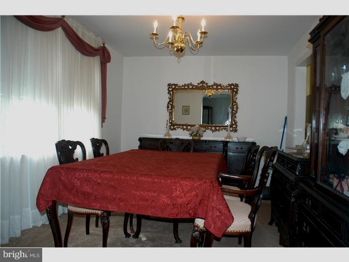 655 Dutton Circle Springfield, PA 19064 - Photo 5 of 16 Dining Room