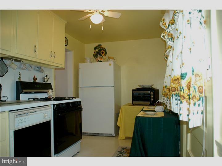 655 Dutton Circle Springfield, PA 19064 - Photo 6 of 16 Kitchen