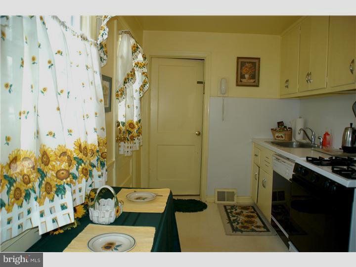 655 Dutton Circle Springfield, PA 19064 - Photo 7 of 16 Kitchen