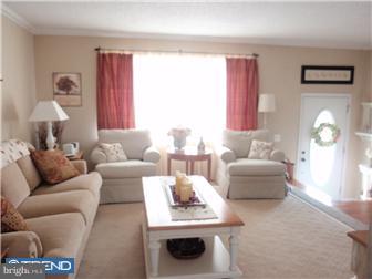 12428 Dunks Ferry Road Philadelphia, PA 19154 - Photo 5 of 11 Living Room