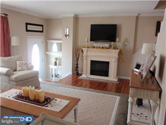 12428 Dunks Ferry Road Philadelphia, PA 19154 - Photo 9 of 11 Living Room