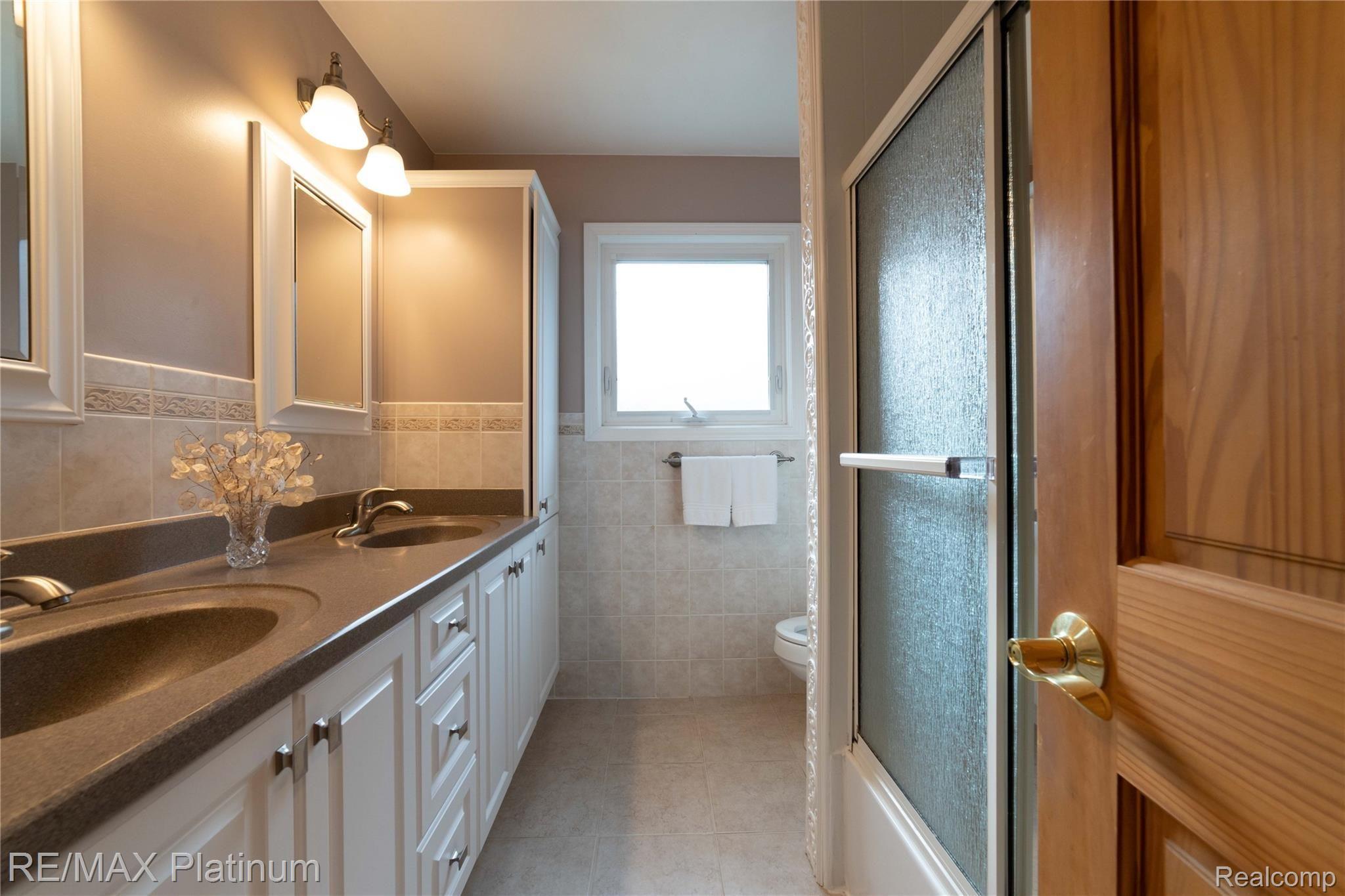 624 Buckingham Road Canton, MI 48188 - Photo 15 of 28 full bathroom