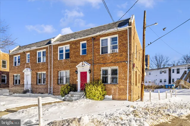 a view of a yard with a house