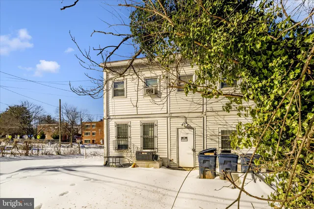 a view of a very nice looking building