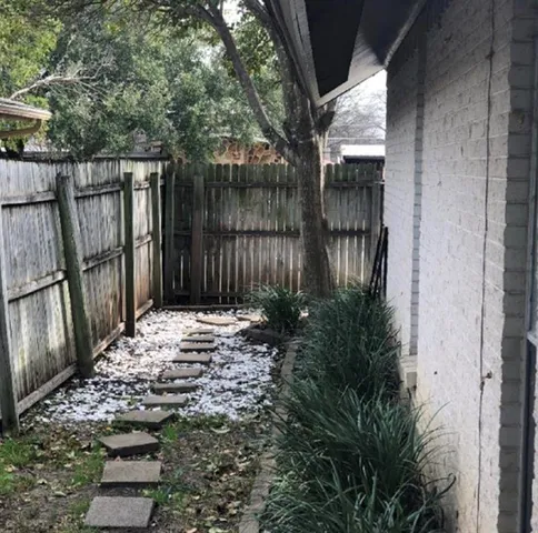 a view of backyard with pathway