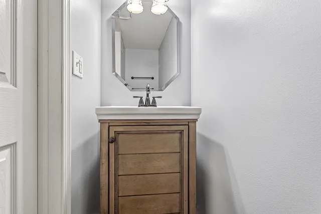 $255,000 | 610 Four Seasons Boulevard, Aurora, IL 60504