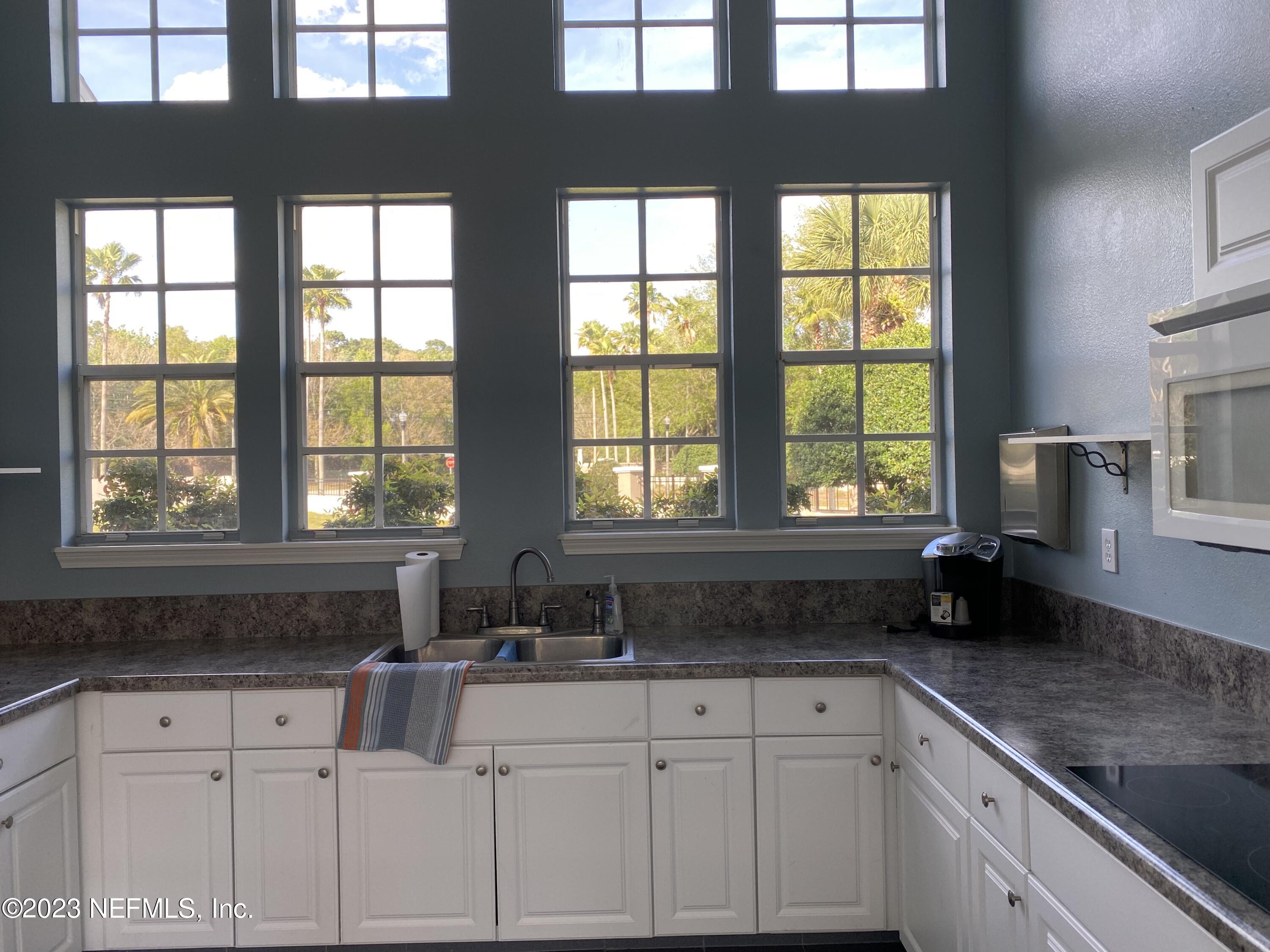 10550 Baymeadows Road, Unit 917 Jacksonville, FL 32256 - Photo 22 of 30 CommonKItchen