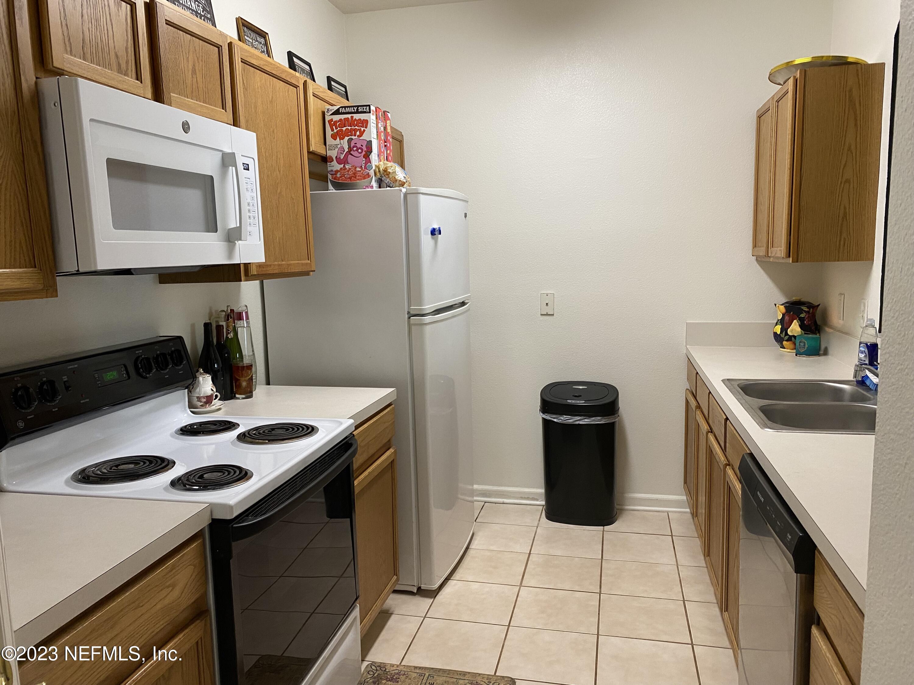 10550 Baymeadows Road, Unit 917 Jacksonville, FL 32256 - Photo 7 of 30 Kitchen