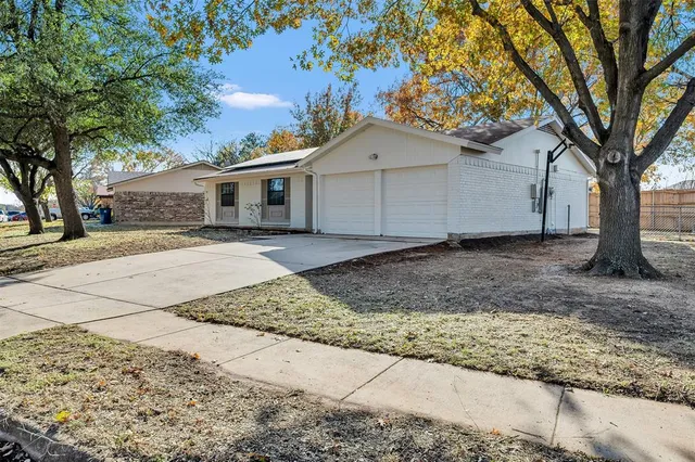 $2,000 | 121 Quail Creek Drive, Crowley, TX 76036