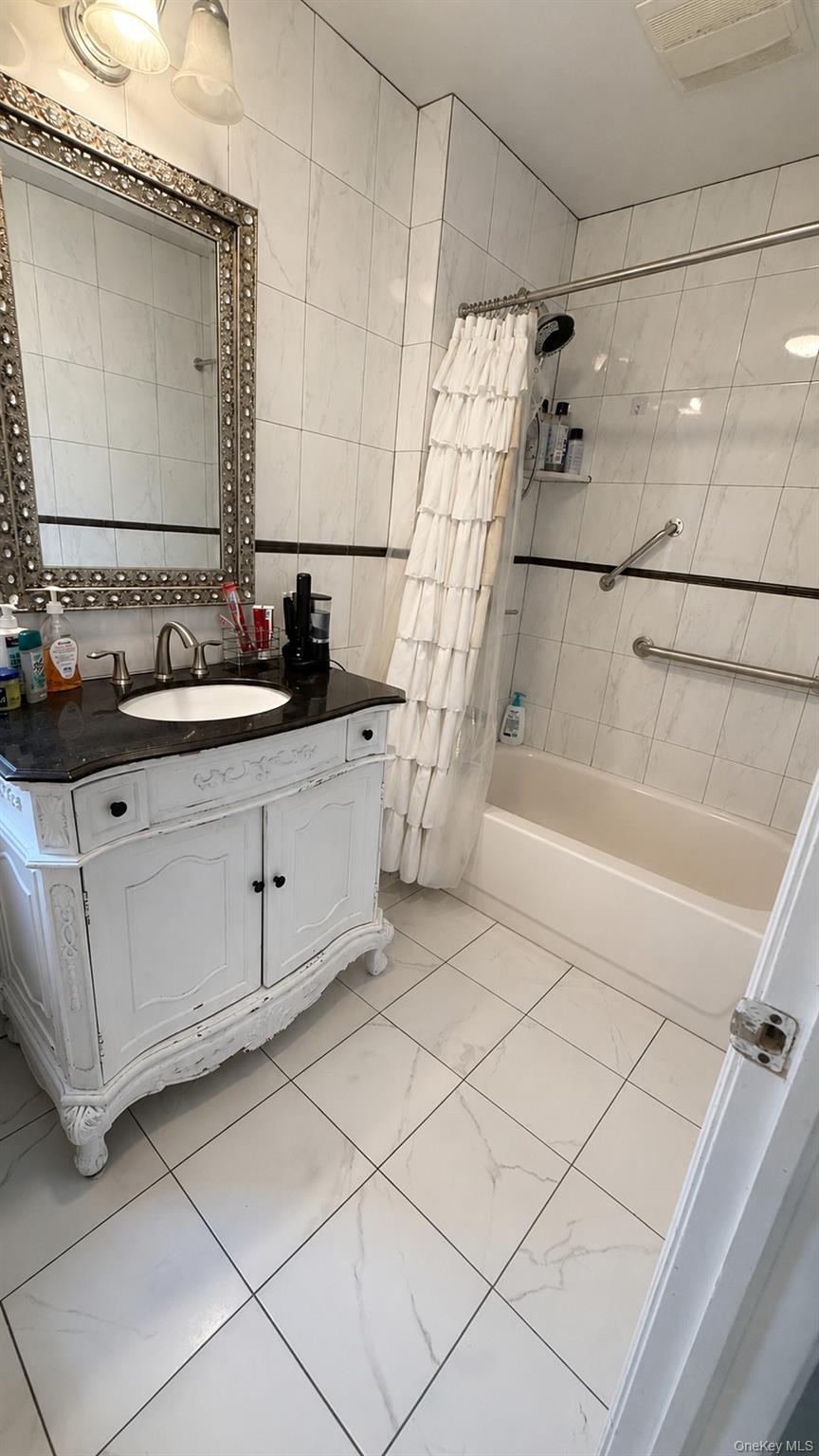 42 West 14th Road Queens, NY 11693 - Photo 4 of 11 Gallery Image 4