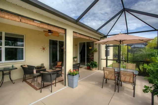 a view of a house with backyard and garden