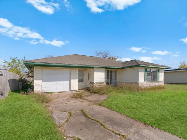 $1,200 | 1114 West 11th Street, Freeport, TX 77541