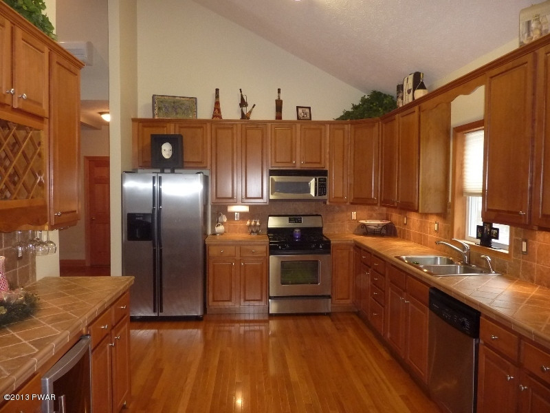 201 Maple Ridge Drive Hawley, PA 18428 - Photo 5 of 52