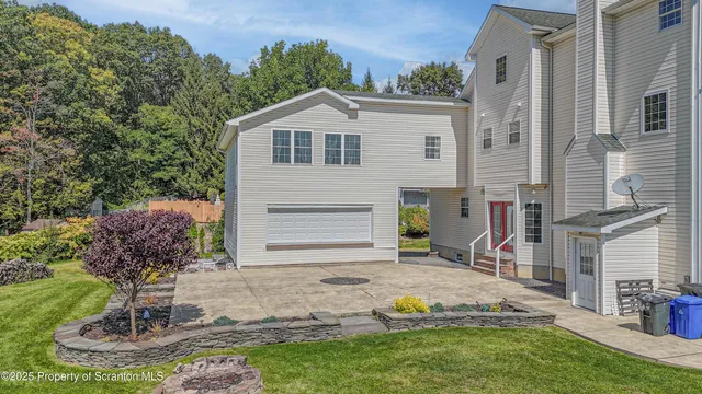 a view of a house with backyard
