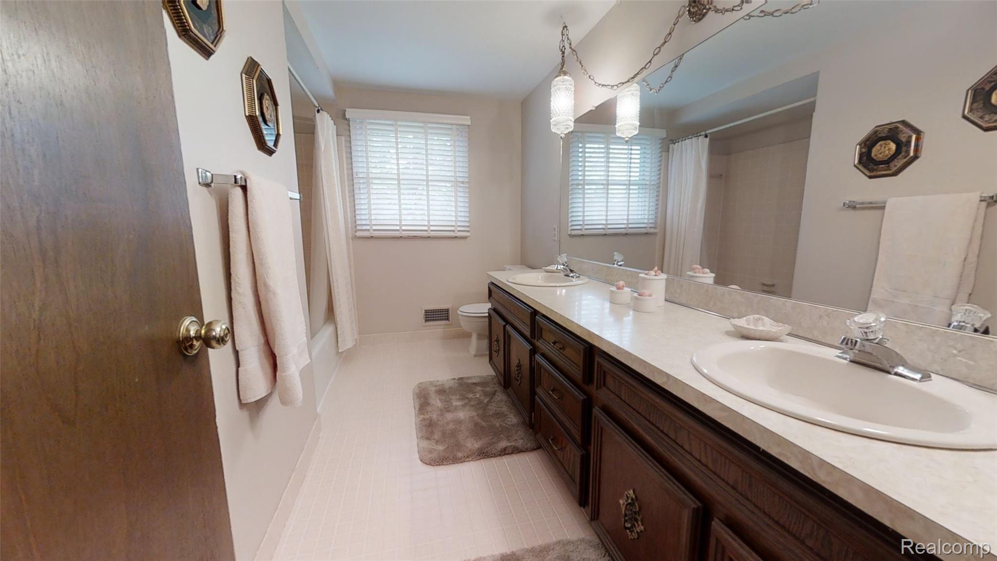17635 Wayne Road Livonia, MI 48152 - Photo 26 of 31 Full Bath