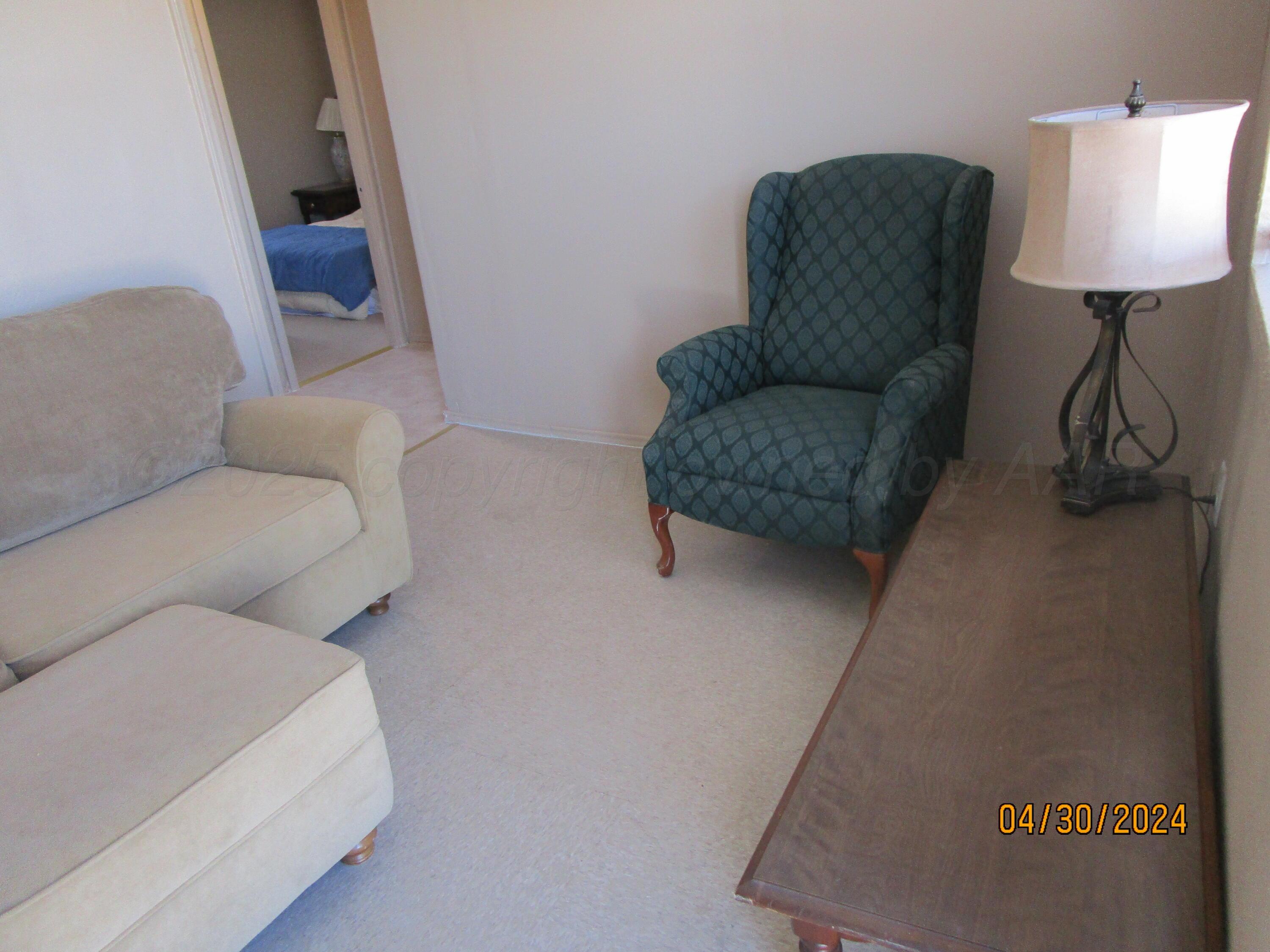 607 West Wilson Street, Unit 6 Borger, TX 79007 - Photo 2 of 7 Living Room