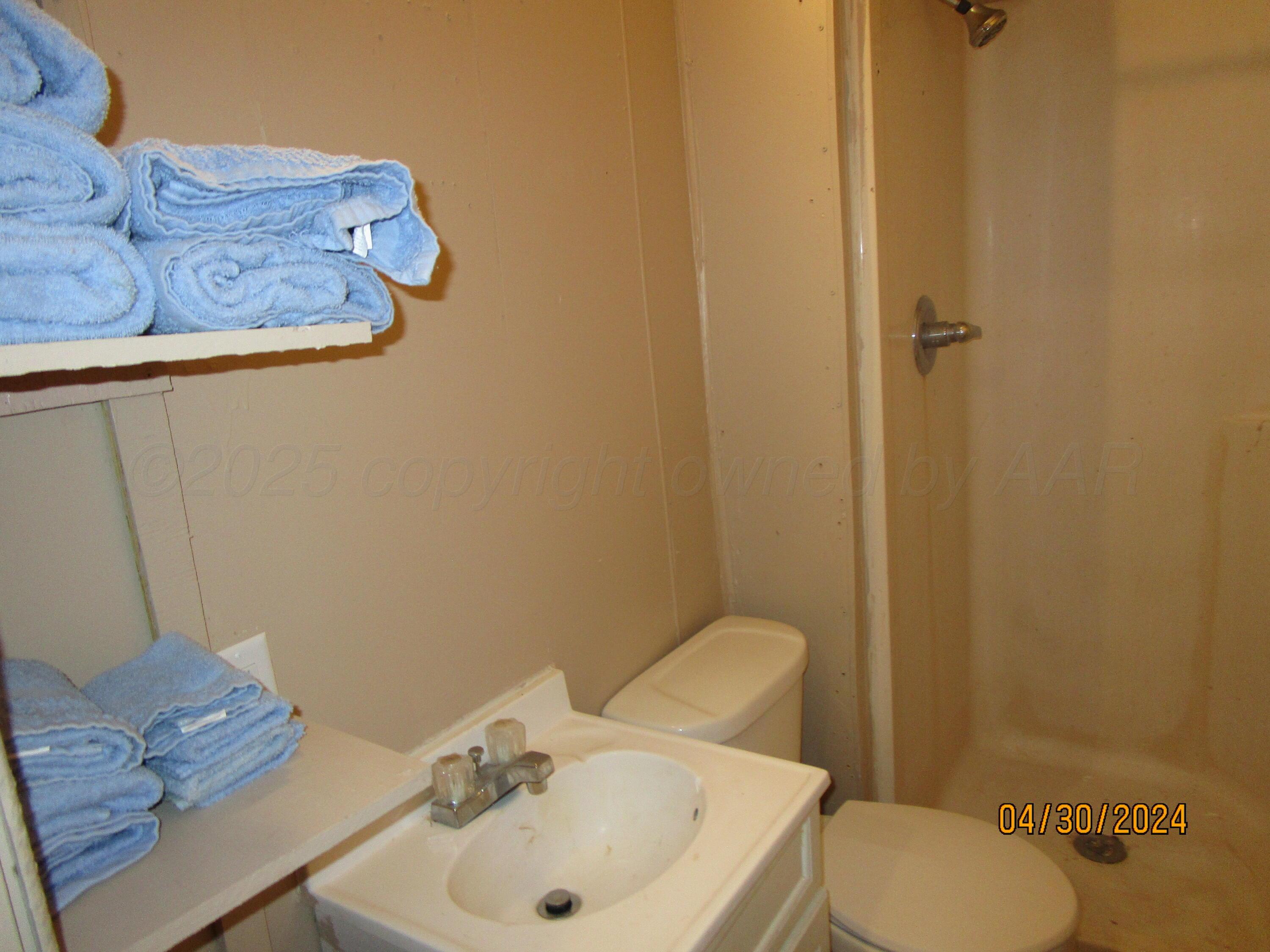607 West Wilson Street, Unit 6 Borger, TX 79007 - Photo 7 of 7 Bathroom