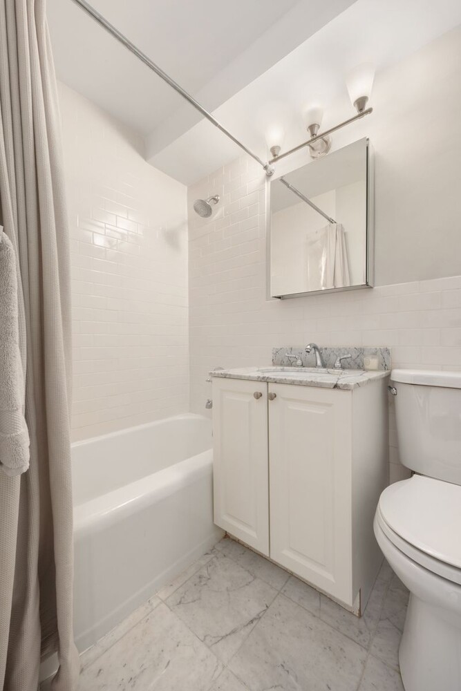 233 East 70th Street, Unit 14R Manhattan, NY 10021 - Photo 4 of 7