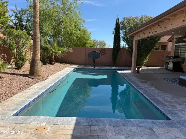 a view of a backyard