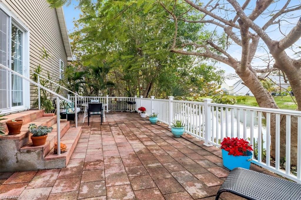 370 Leawood Circle Naples, FL 34104 - Photo 5 of 31 a view of a chairs and tables in the balcony