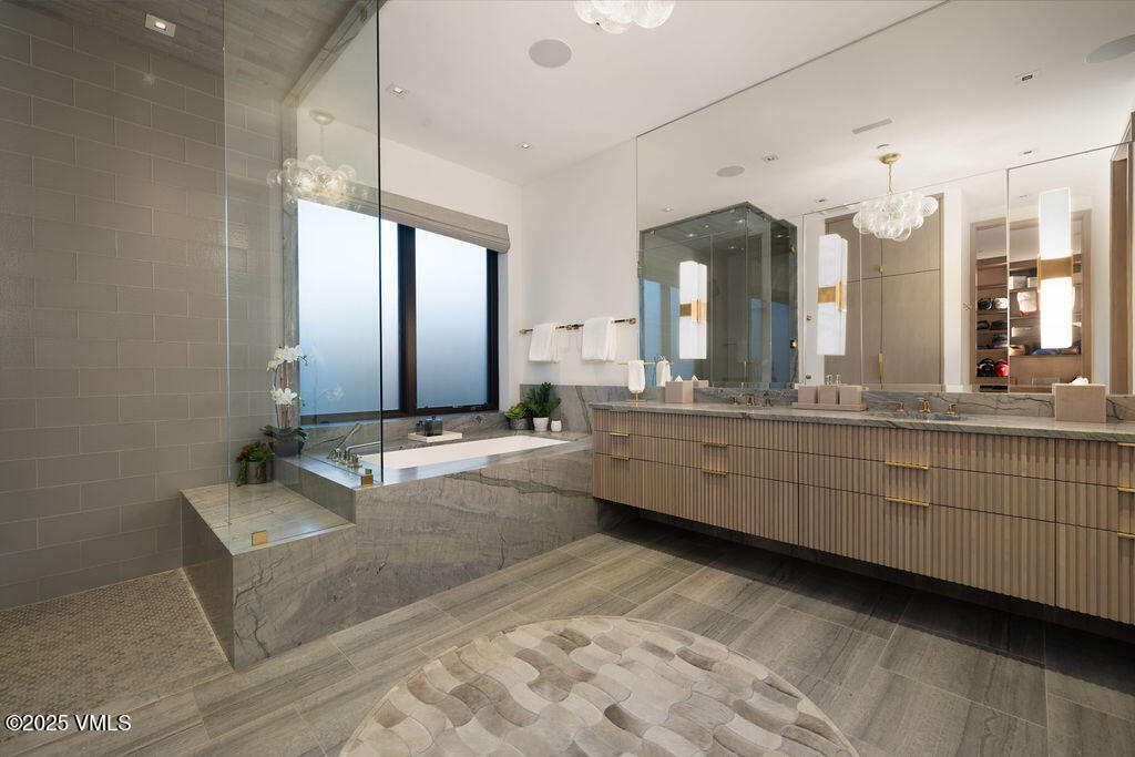 254 Beaver Dam Road Vail, CO 81657 - Photo 23 of 46 a bathroom with sinks mirror and a bathtub