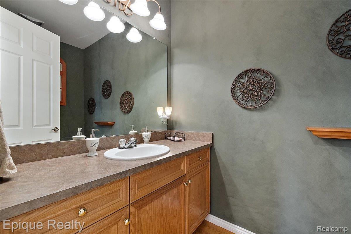 5675 Golf Pointe Drive Clarkston, MI 48348 - Photo 24 of 80 Half bath main level