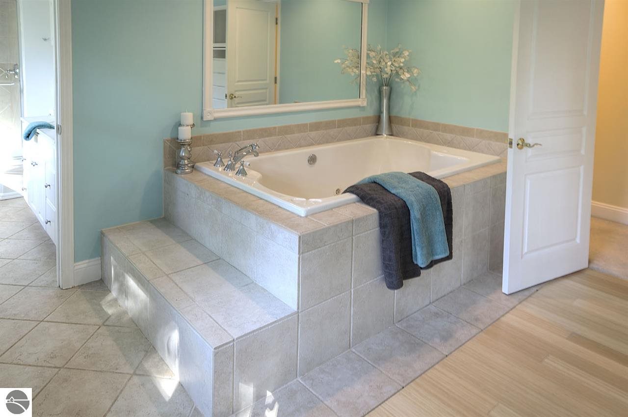 618 Bloomfield Road Traverse City, MI 49686 - Photo 22 of 32 1776517-21.JPG