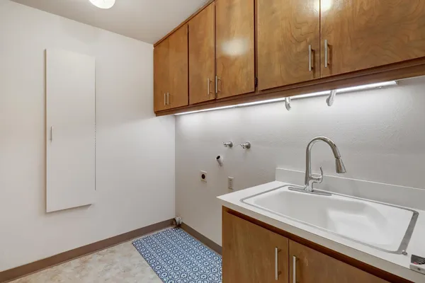 a close view of sink and tap