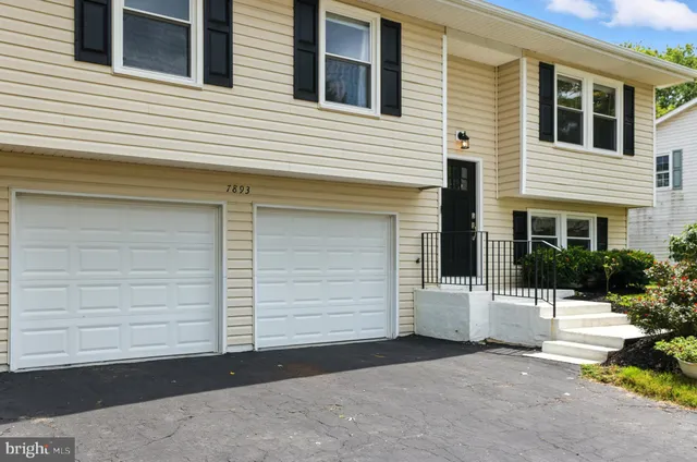 a picture of a wall with a white wall