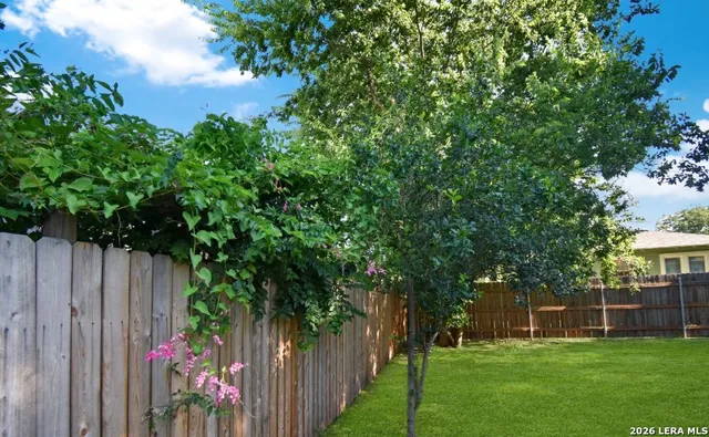 $1,950 | 823 North Palmetto, San Antonio, TX 78202