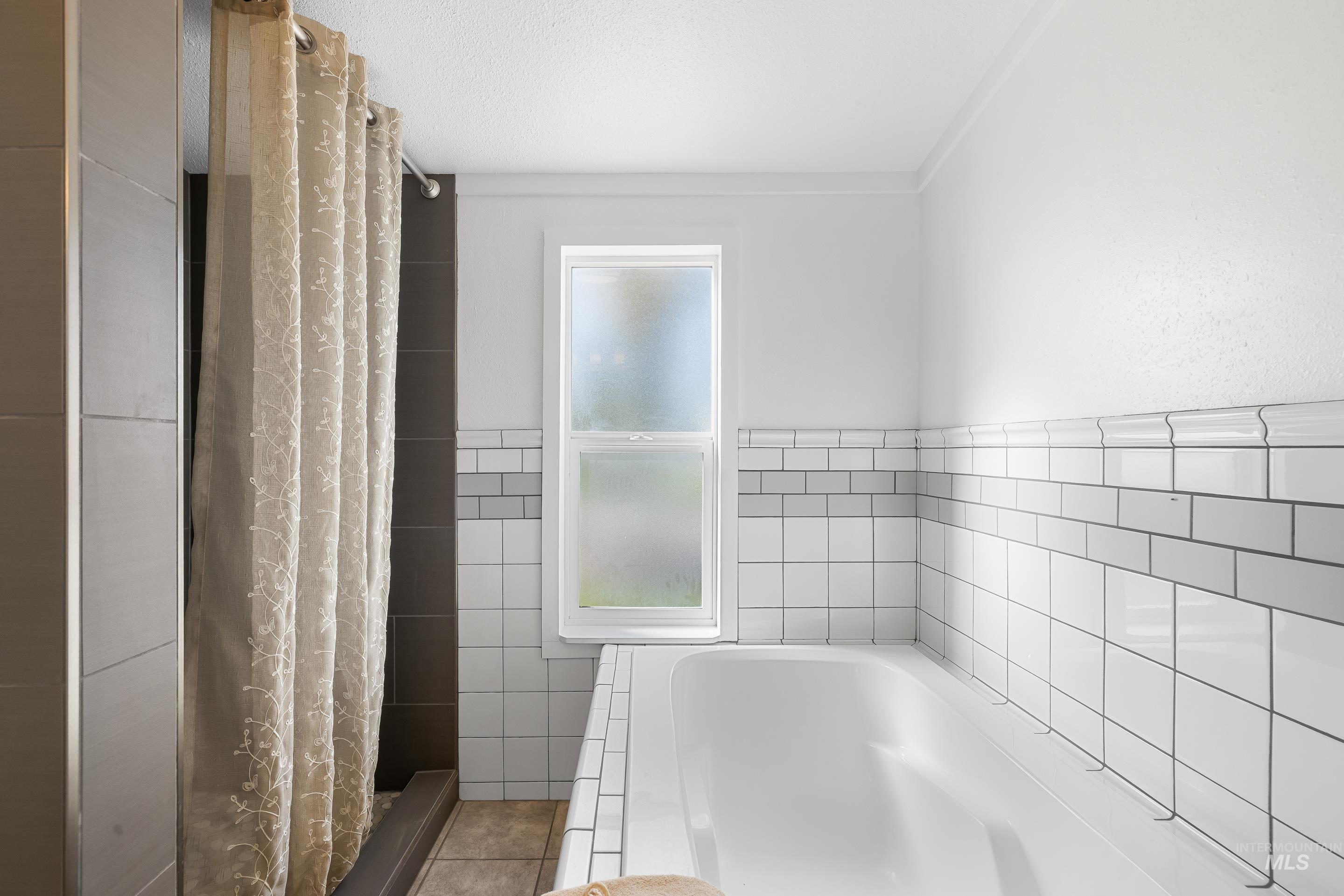 2427 Northside Road Homedale, ID 83628 - Photo 19 of 49 Bathroom with a shower stall and a garden tub