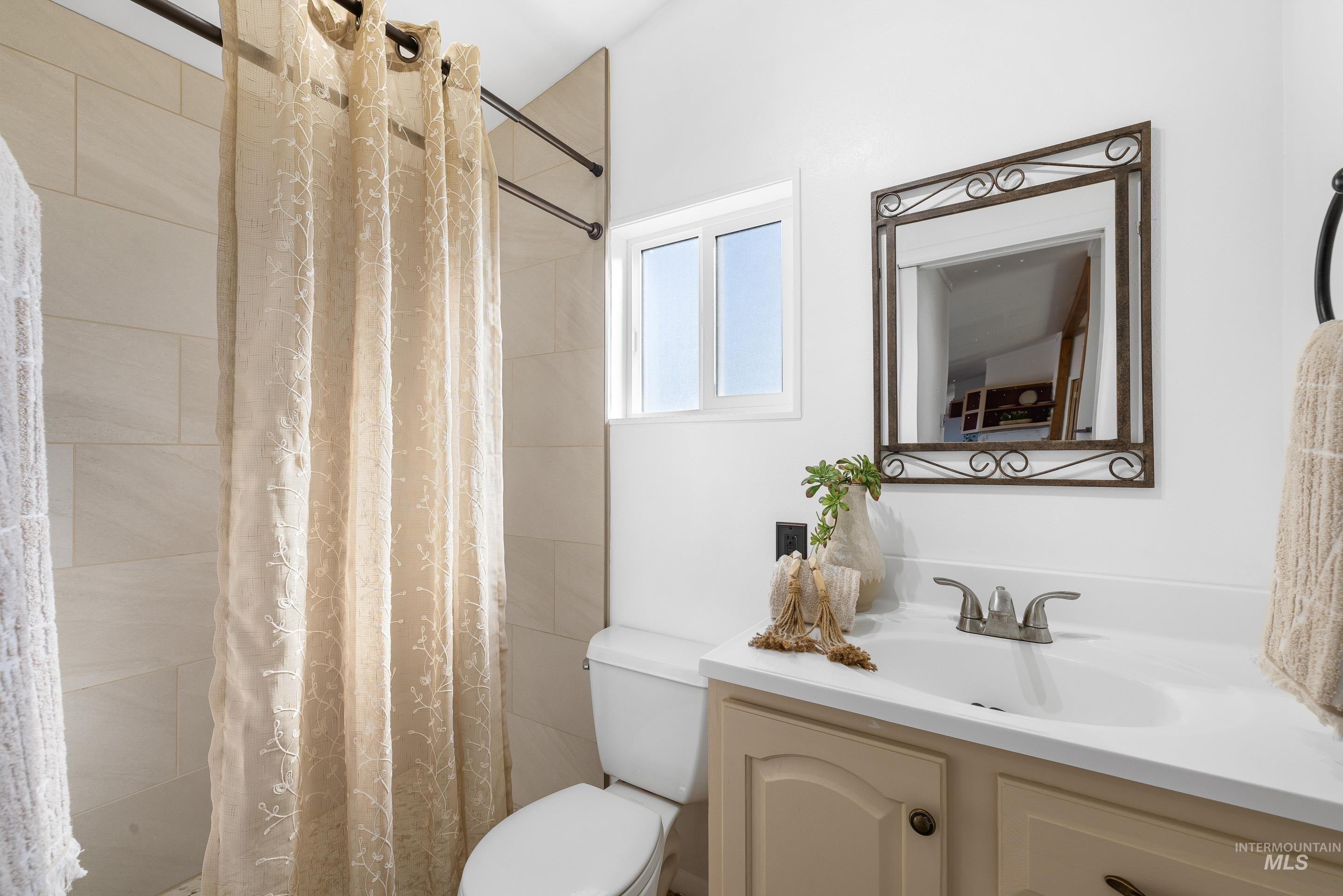 2427 Northside Road Homedale, ID 83628 - Photo 22 of 49 Bathroom with vanity and a tile shower