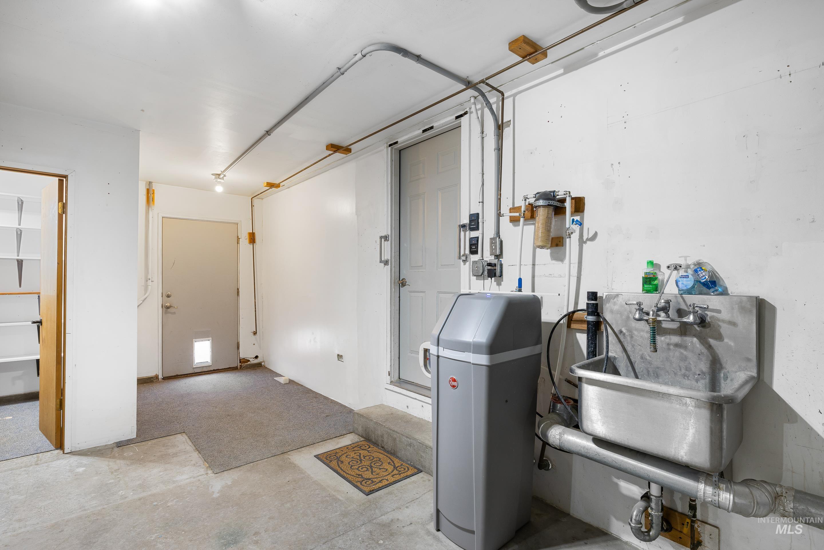 2427 Northside Road Homedale, ID 83628 - Photo 27 of 49 Utilities featuring a sink