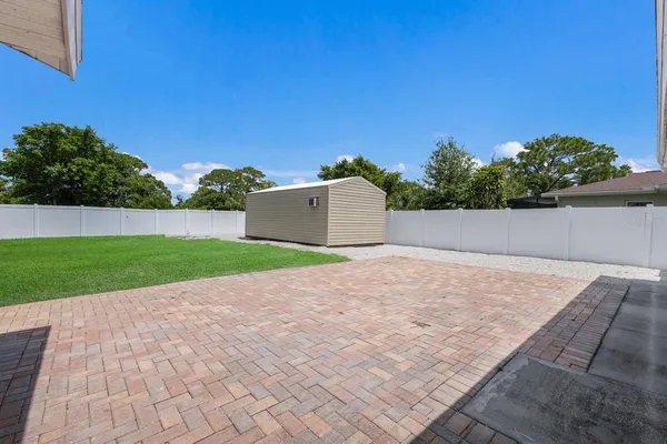 a view of a backyard