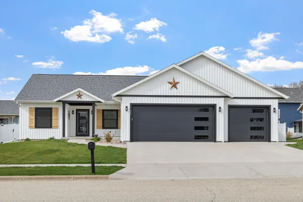 $679,900 | 380 Lakewood Street, West Salem, WI 54669